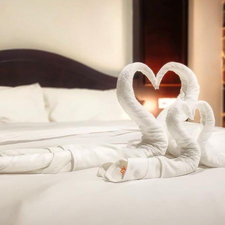 Arya Suites Patong Beach Esterno foto