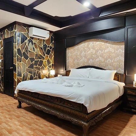 Arya Suites Patong Beach Esterno foto