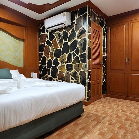 Arya Suites Patong Beach Esterno foto