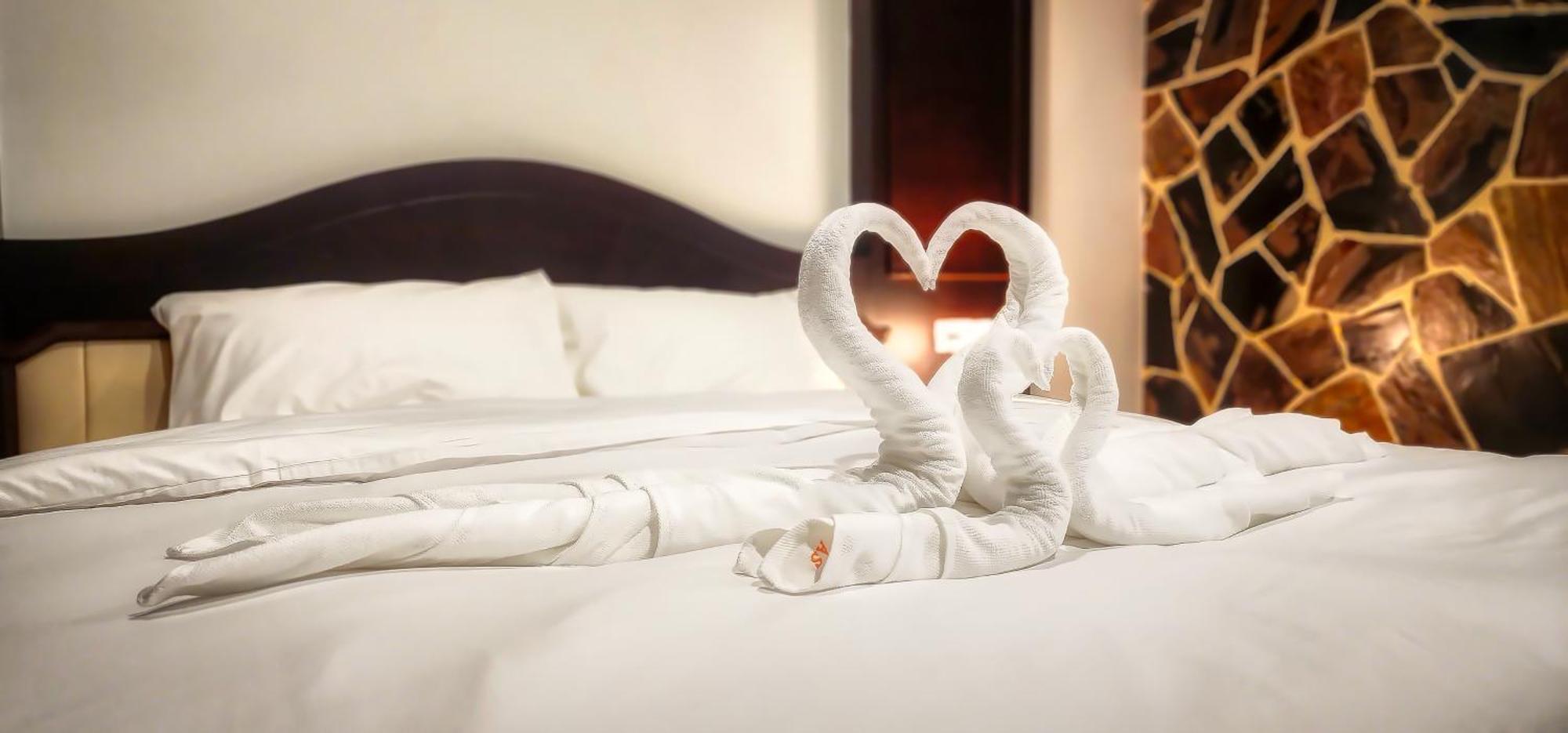 Arya Suites Patong Beach Esterno foto