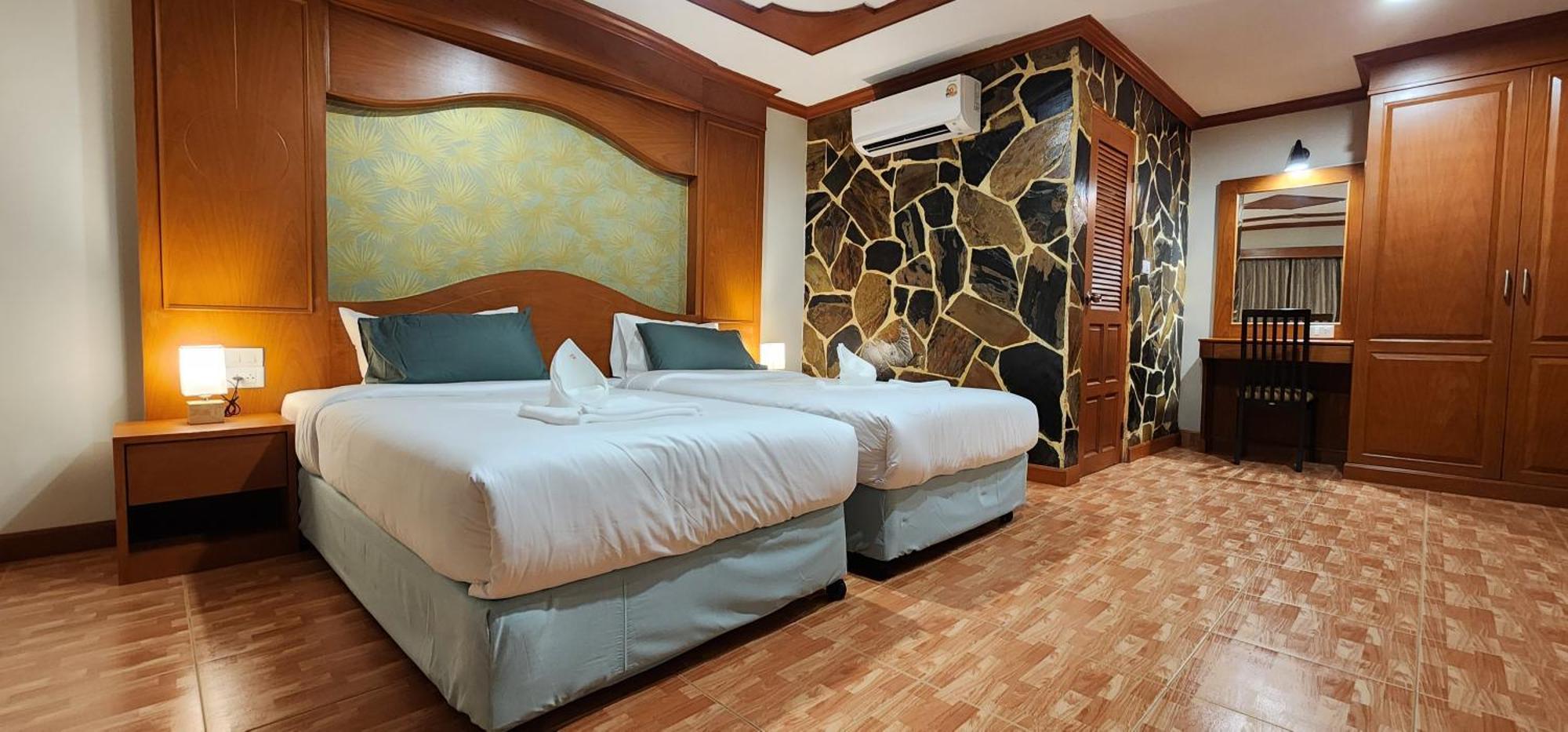 Arya Suites Patong Beach Esterno foto