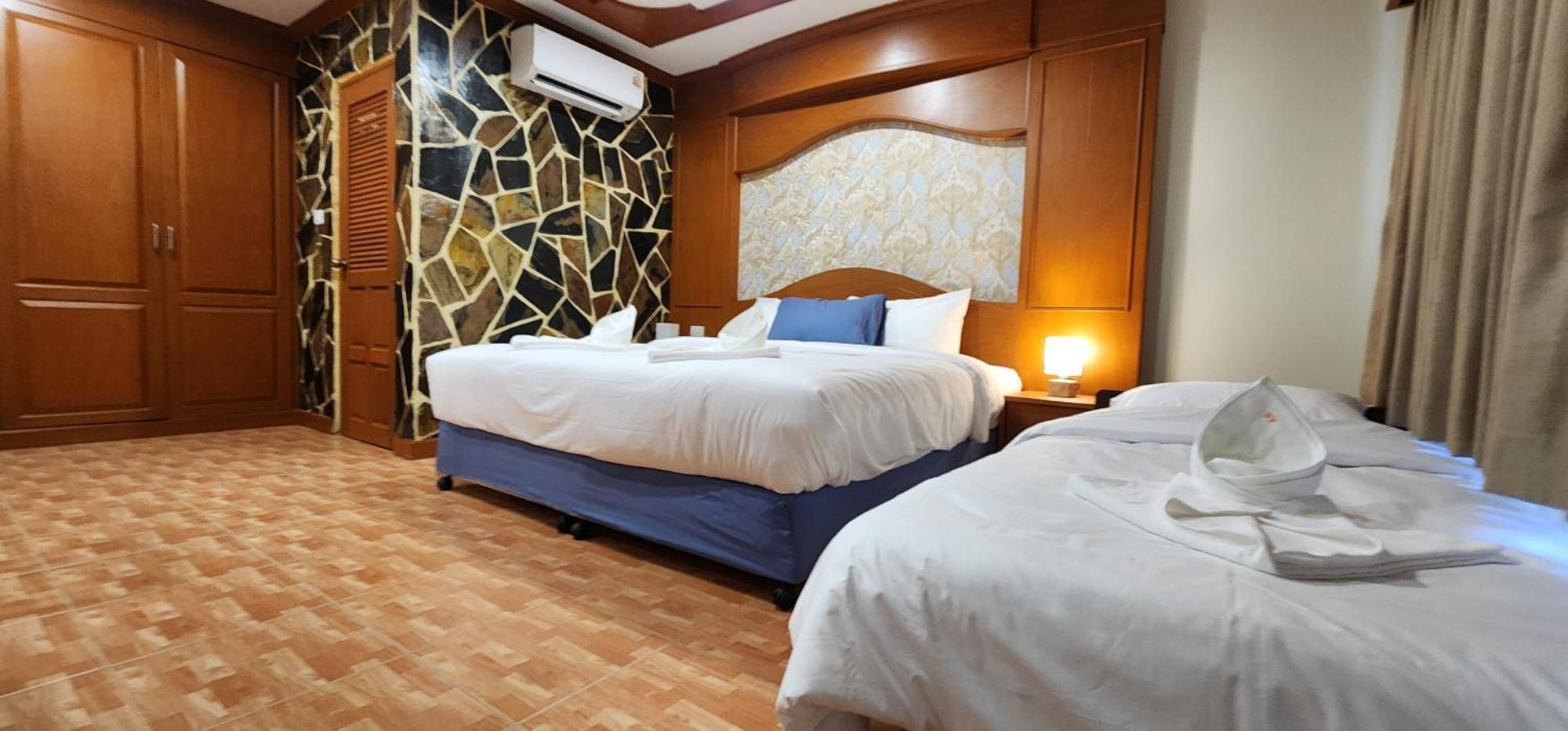 Arya Suites Patong Beach Esterno foto