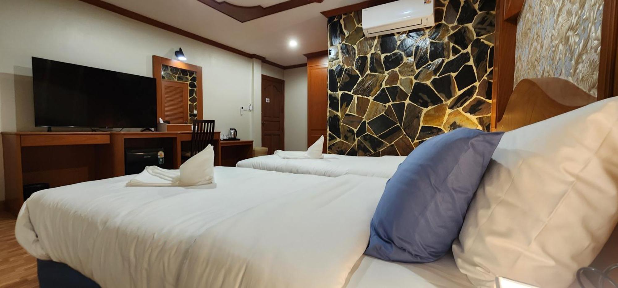 Arya Suites Patong Beach Esterno foto