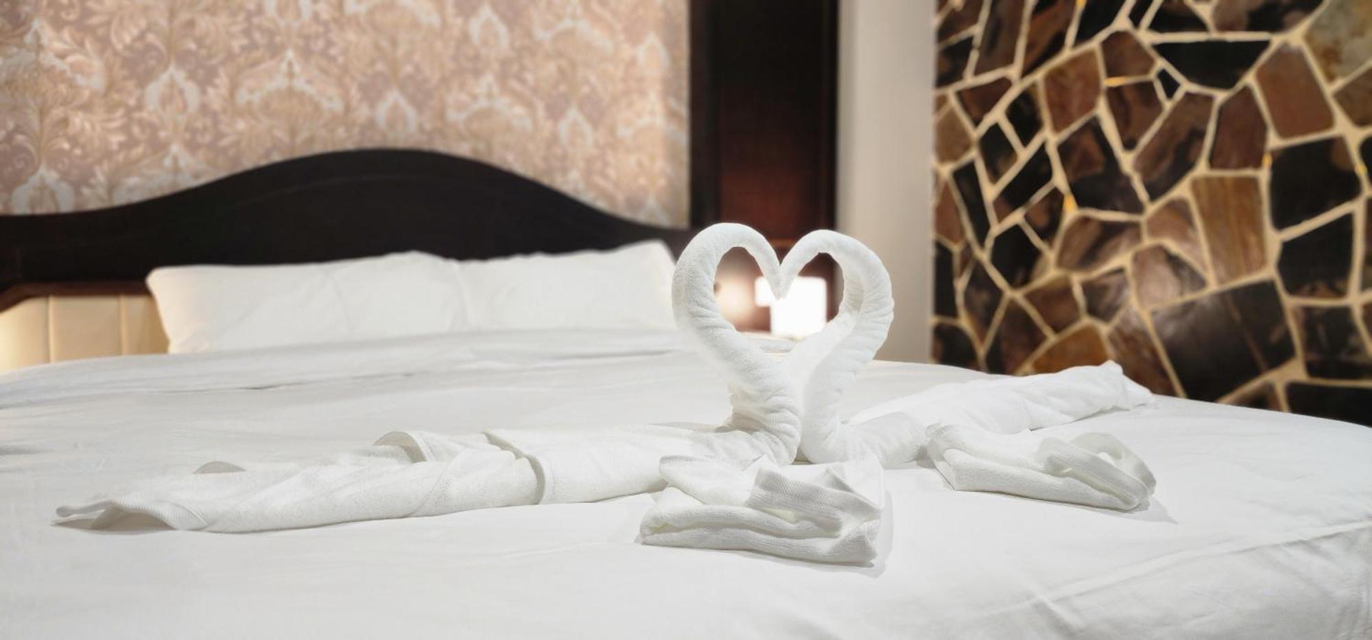 Arya Suites Patong Beach Esterno foto