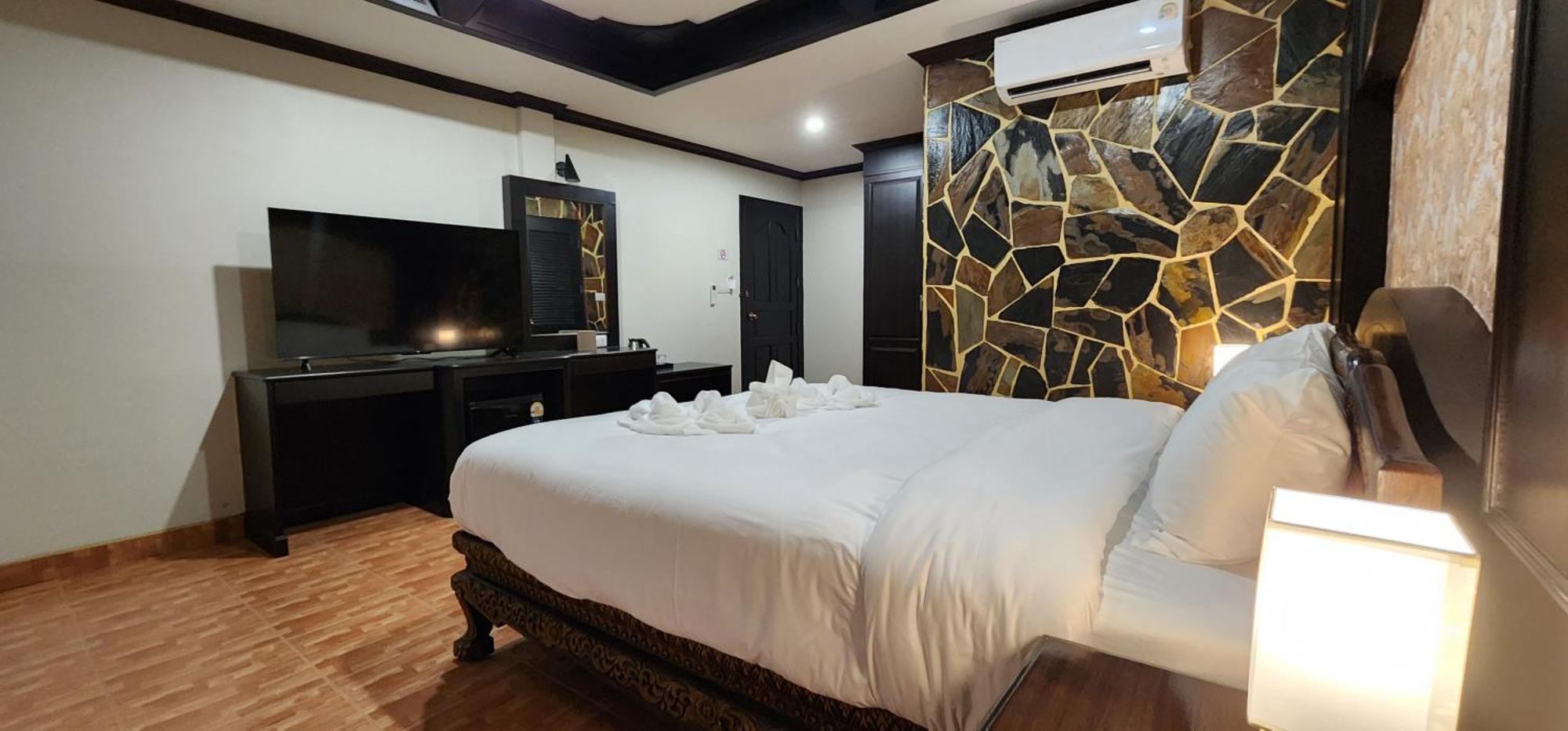 Arya Suites Patong Beach Esterno foto