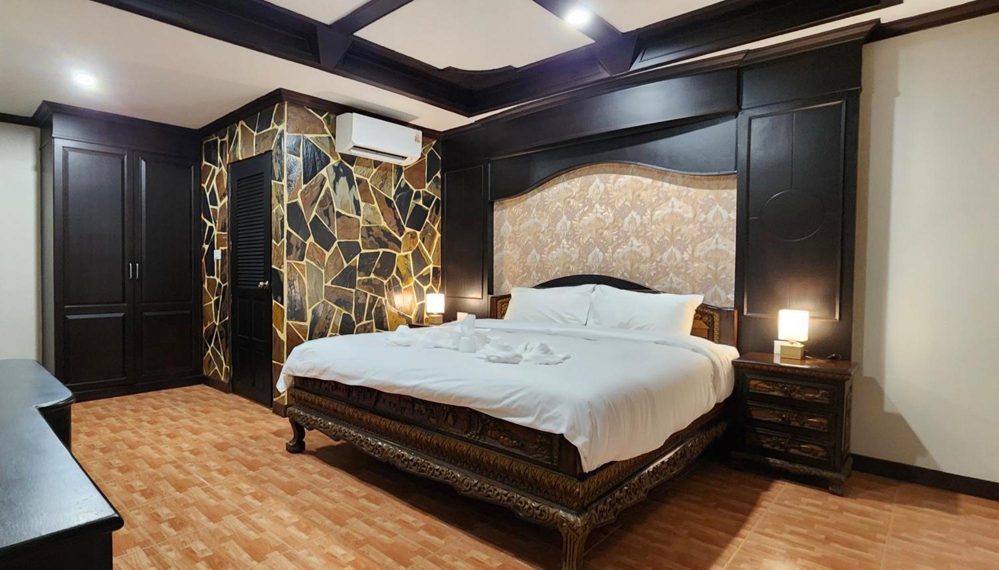 Arya Suites Patong Beach Esterno foto