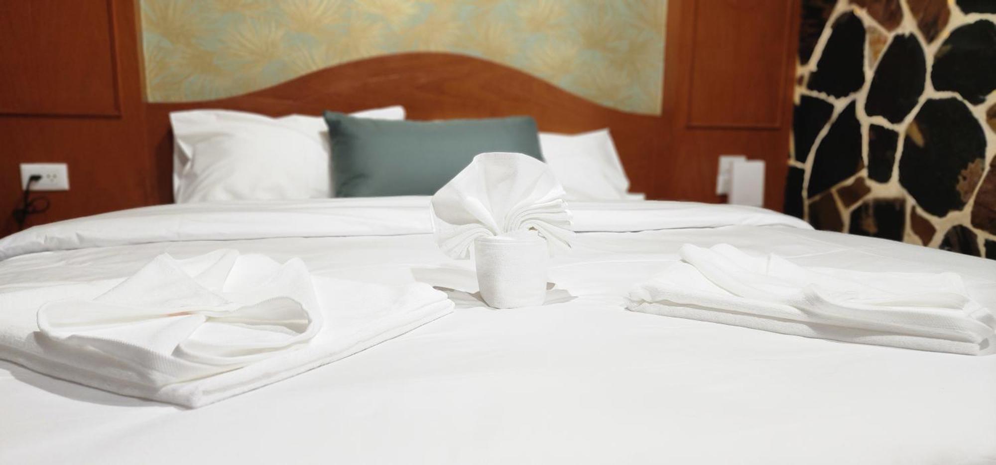 Arya Suites Patong Beach Esterno foto