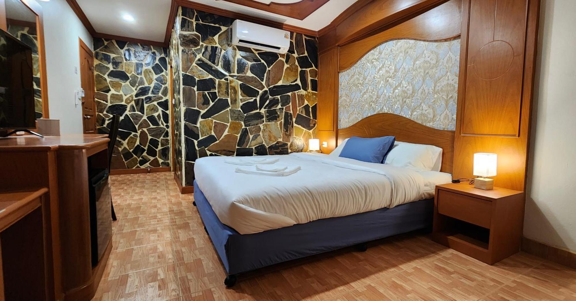 Arya Suites Patong Beach Esterno foto