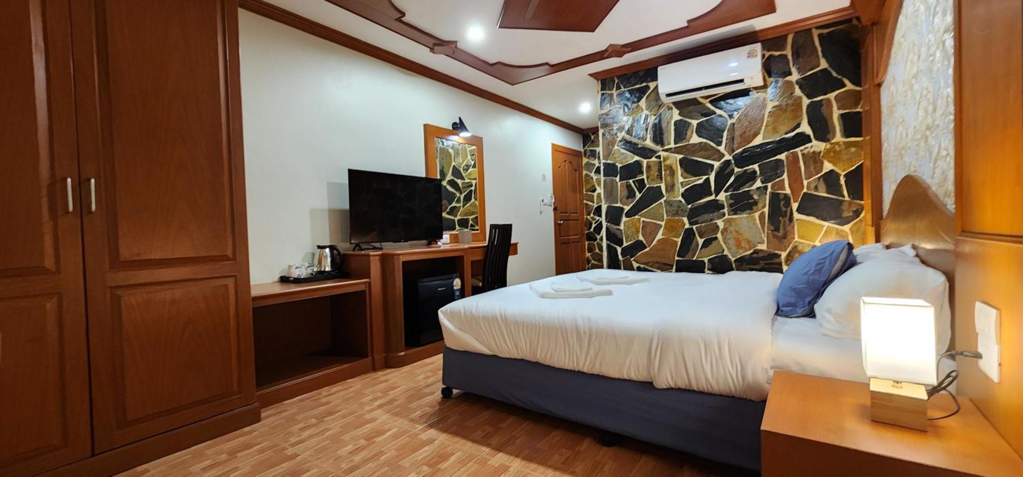 Arya Suites Patong Beach Esterno foto
