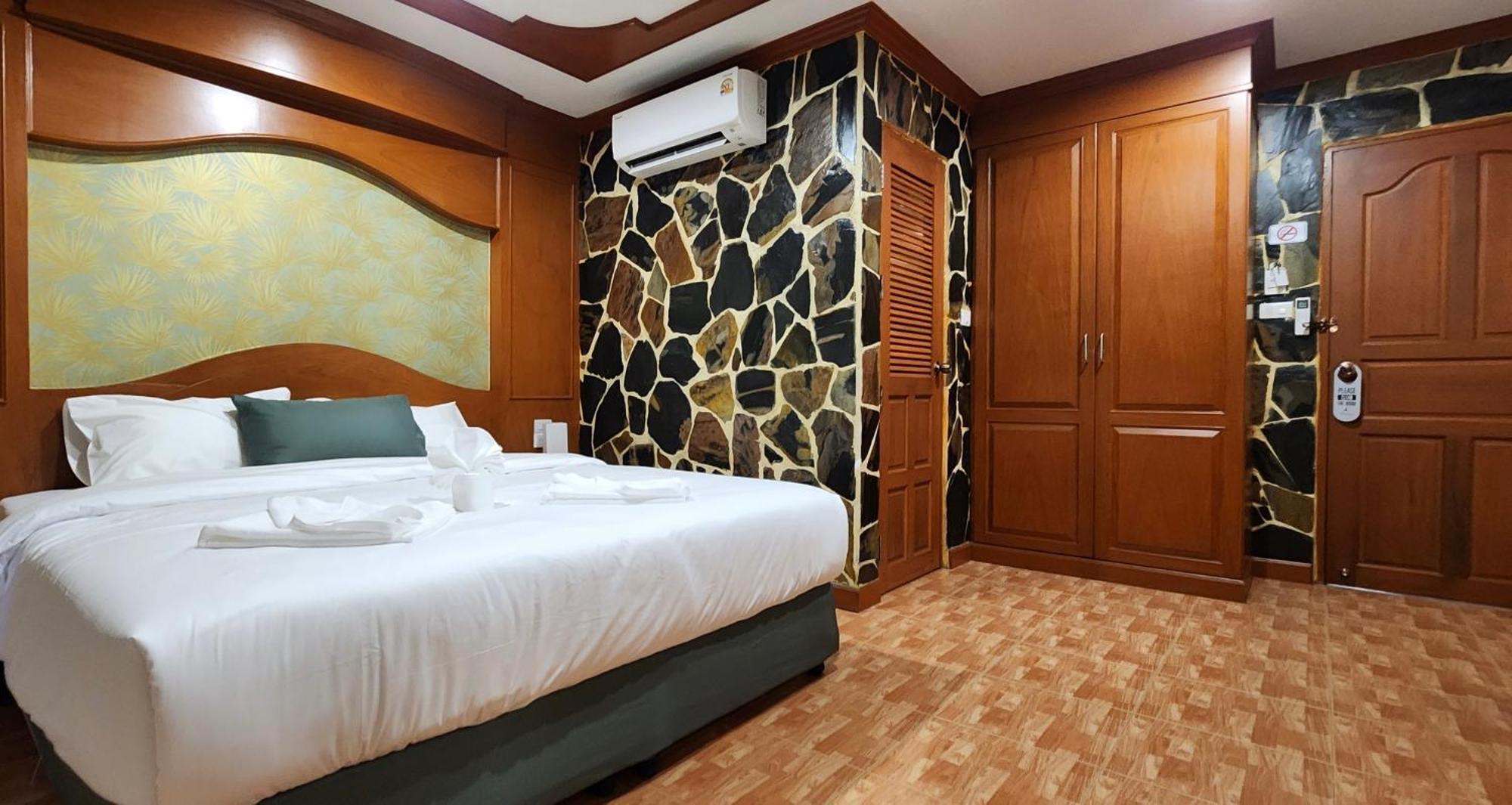 Arya Suites Patong Beach Esterno foto